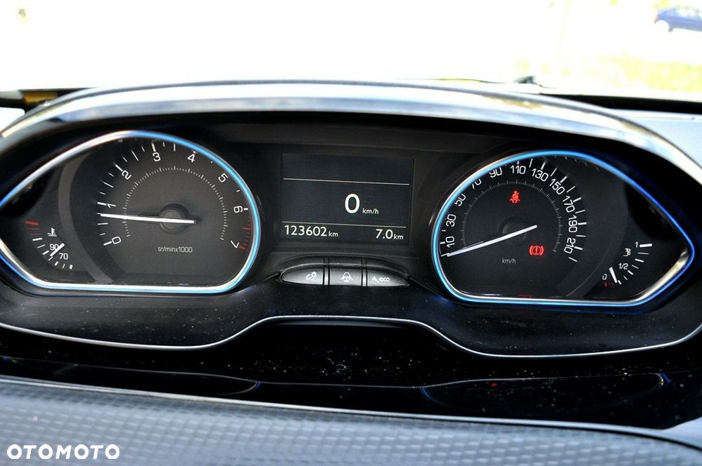 Peugeot 2008 1.2 Pure Tech GPF Allure S&S - 23
