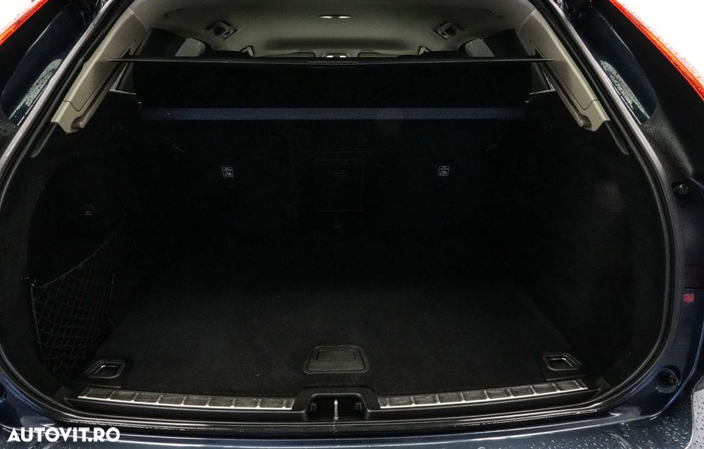 Volvo XC 60 B4 MHEV AT8 AWD Momentum Pro - 23