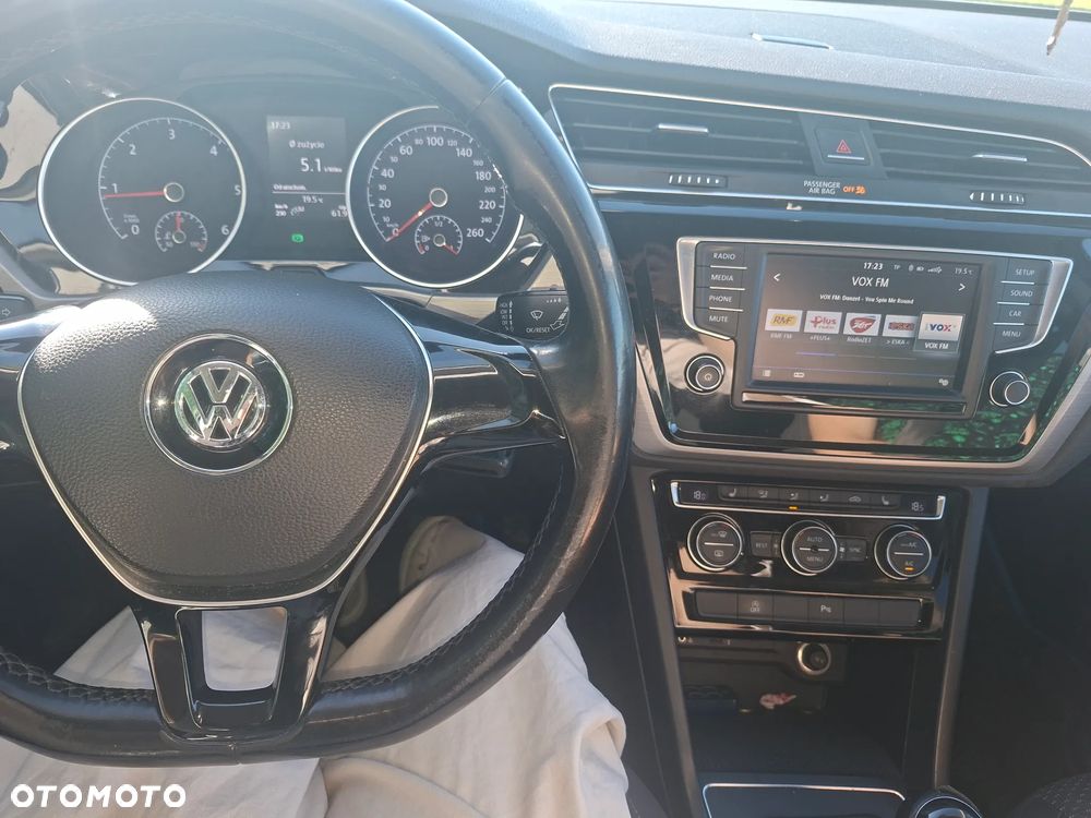 Volkswagen Touran - 12
