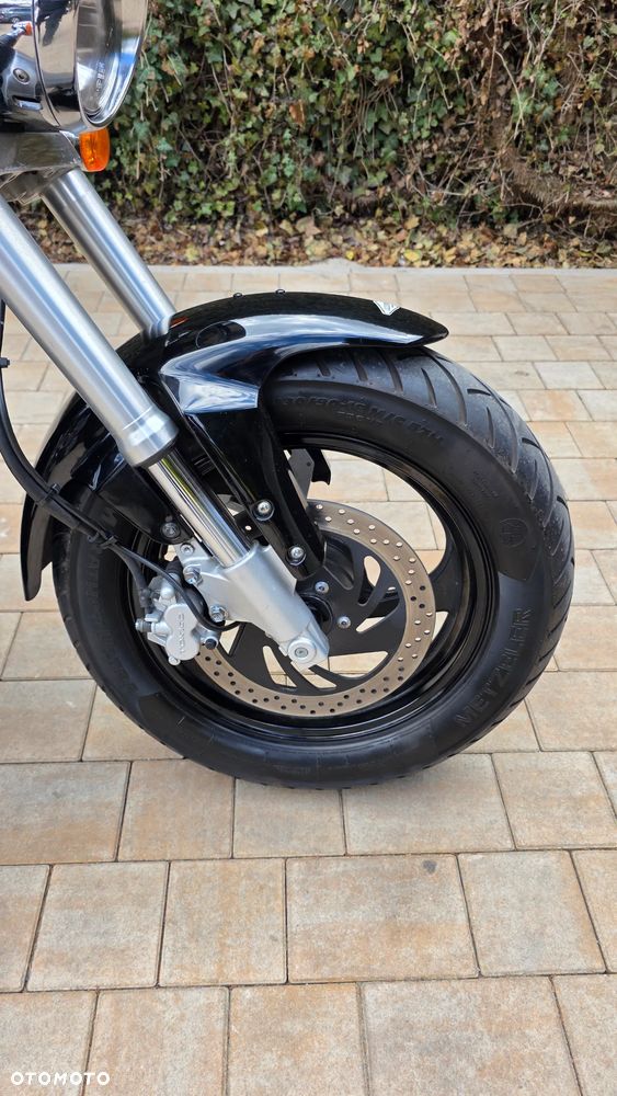 Suzuki Intruder - 11