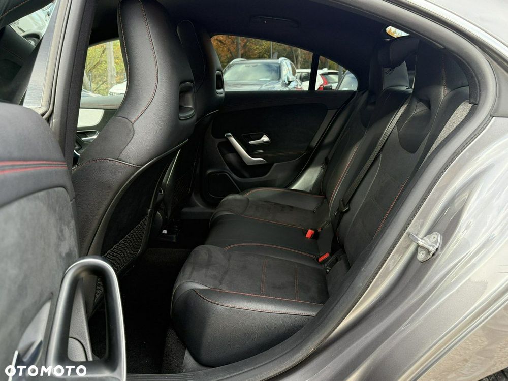 Mercedes-Benz CLA 180 AMG Line 7G-DCT - 17