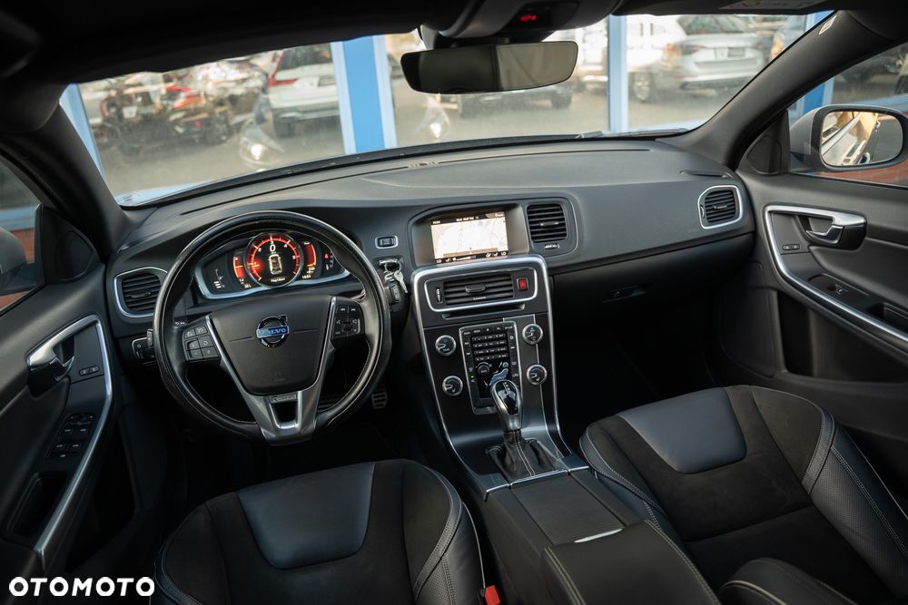 Volvo V60 D4 R-Design - 26