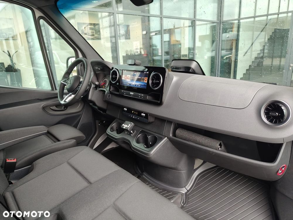 Mercedes-Benz Sprinter - 12
