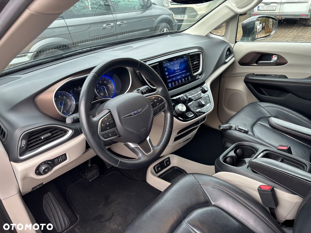 Chrysler Pacifica - 12