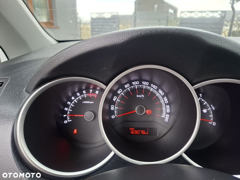 Kia Venga 1.4 CVVT UEFA EURO 2016 - 14