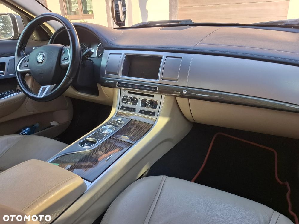 Jaguar XF 2.2 D Premium Luxury - 11