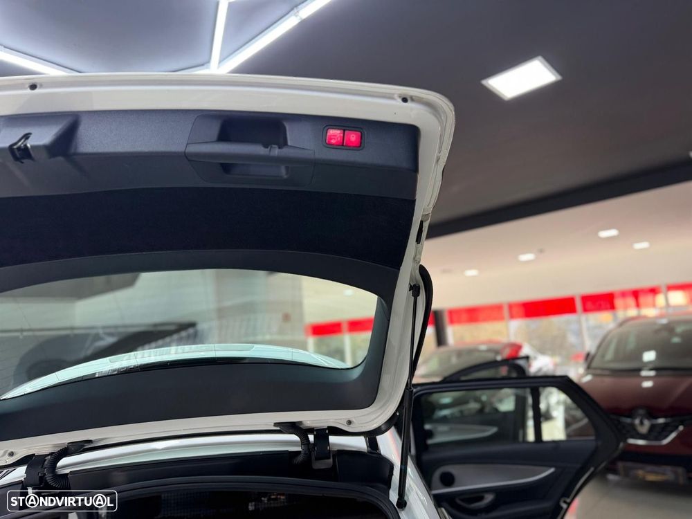 Mercedes-Benz E 300 de AMG Line - 12