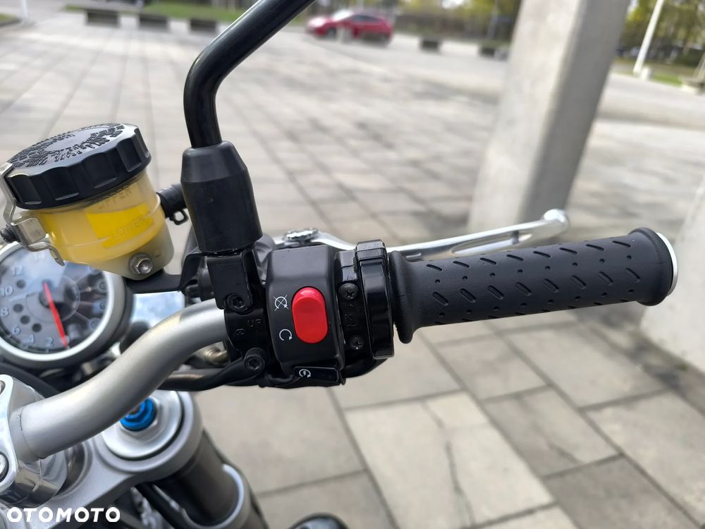 Triumph Street Triple - 10