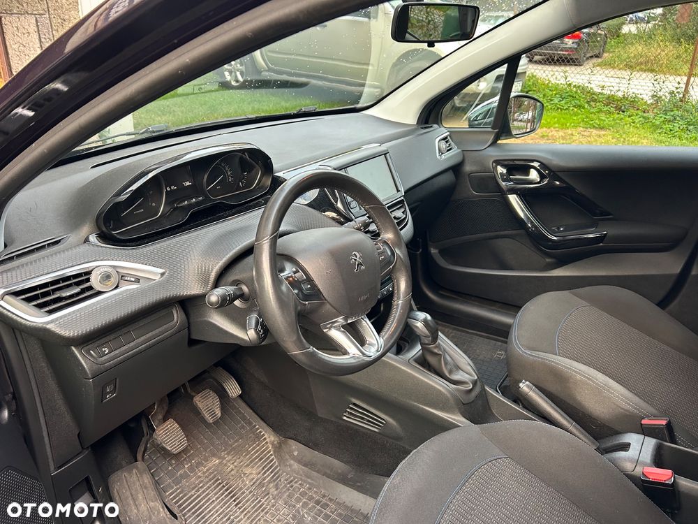 Peugeot 208 - 8