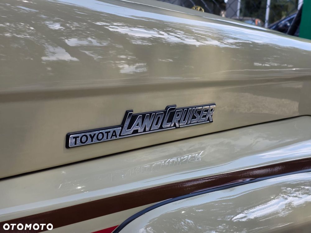 Toyota Land Cruiser - 22