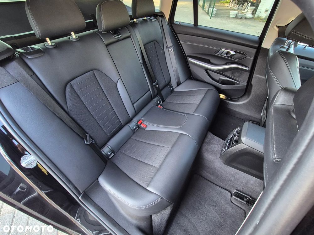 BMW Seria 3 330i Sport Line - 12