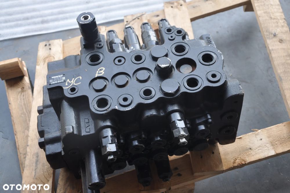Rozdzielacz hydrauliczny JCB KYB NOWY C0170-41041 - 1
