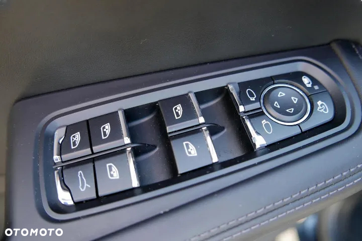 Porsche Macan Turbo - 27