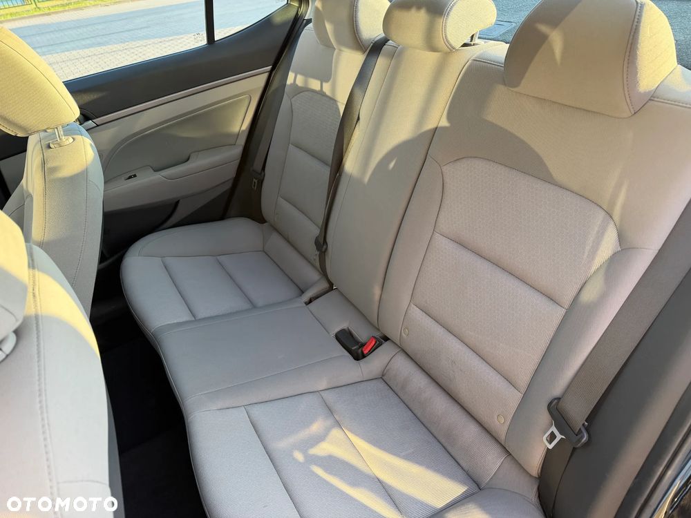 Hyundai Elantra - 23