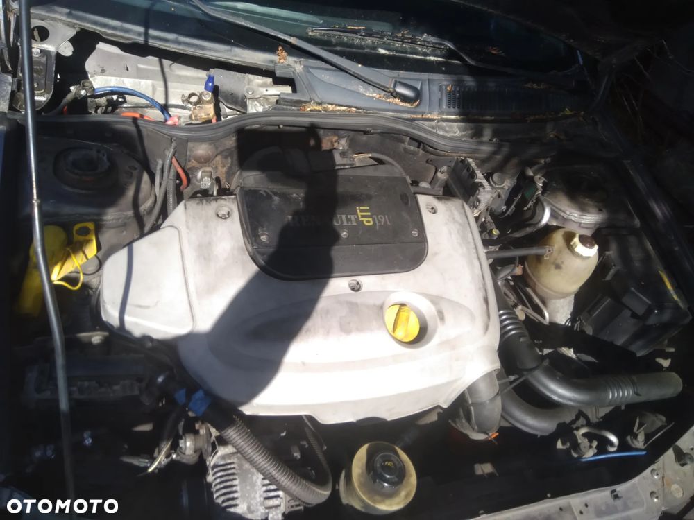 Auto na części - Renault Megane 98 KM diesel 2000 Silnik Skrzynia Drzwi Maska Klapa Błotnik Zderzak Lampa Szyba Klamka Lusterko Deska Kokpit - 15