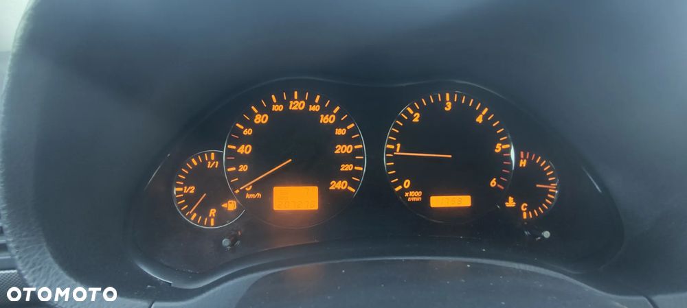 Toyota Avensis 2.0 D-4D High - 9