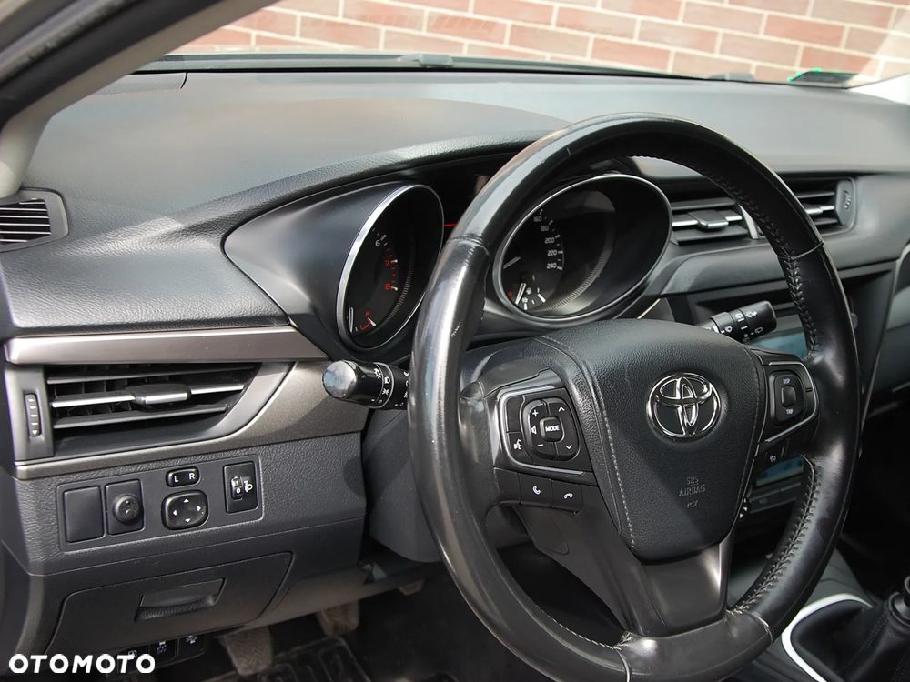 Toyota Avensis - 8