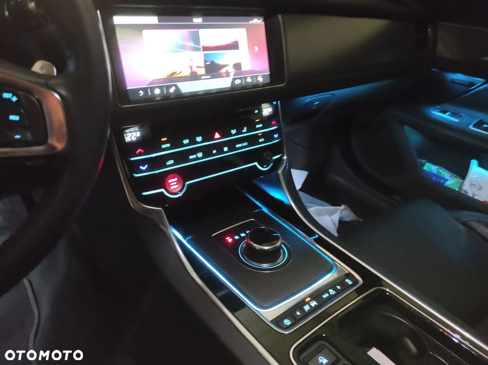 Jaguar XF 2.0 i4D AWD R-Sport - 8