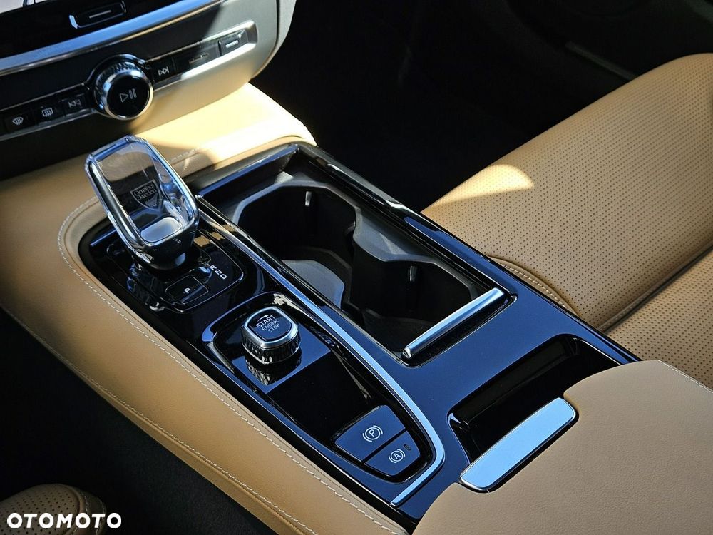 Volvo V60 T8 AWD Plug-In Hybrid Ultra Dark - 20