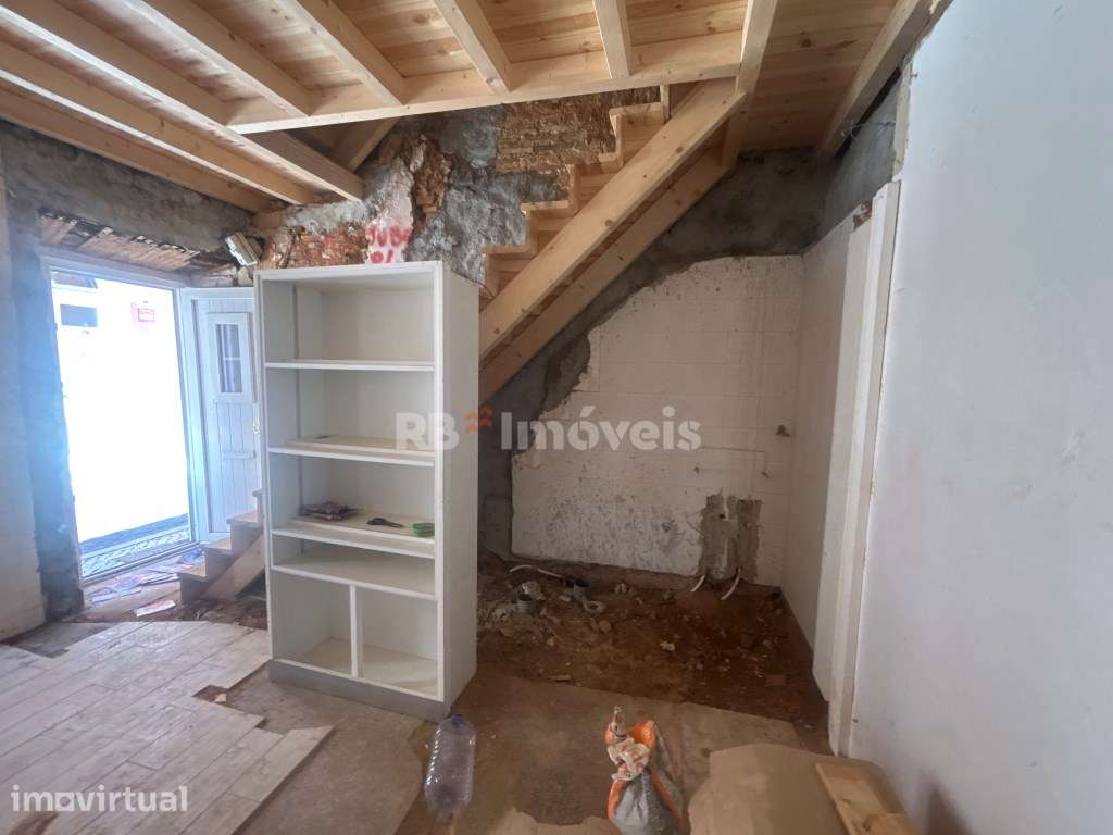 Moradia por terminar renovação no centro histórico de Tomar - Grande imagem: 2/18