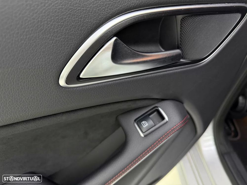 Mercedes-Benz A 180 d AMG Line Aut. — fotografia 40