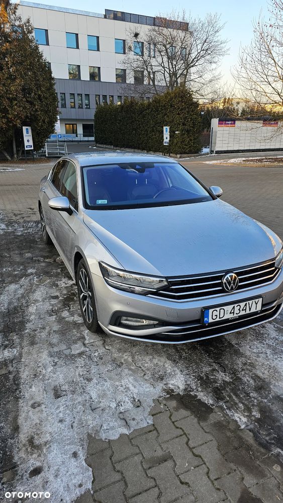 Volkswagen Passat - 1