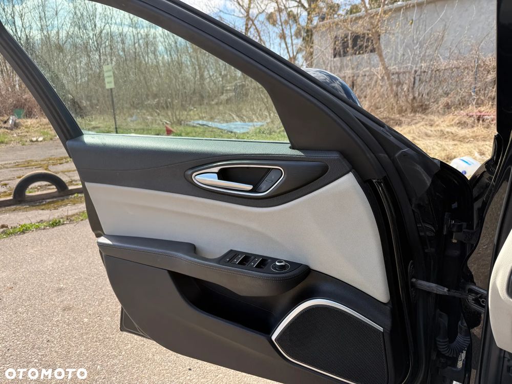 Alfa Romeo Giulia 2.0 Turbo 16V AT8-Q4 Ti - 12