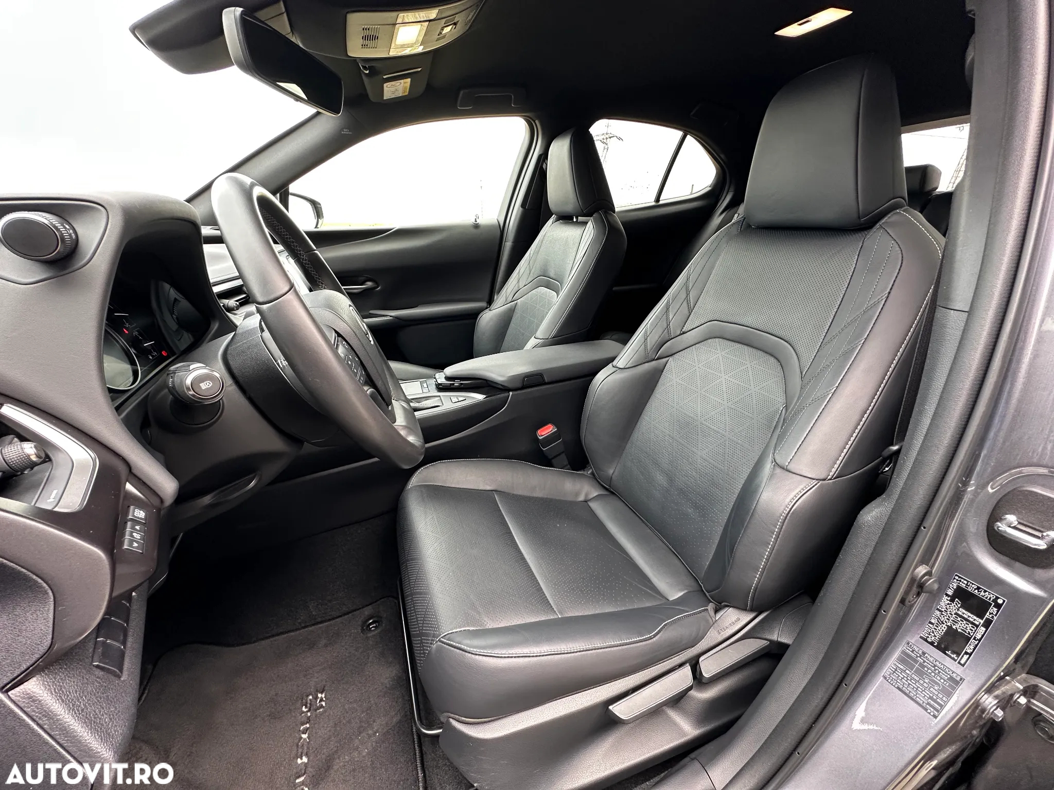 Lexus UX 250h 2.0L HEV 20H- (178 HP) 4X2 CVT Executive - 11