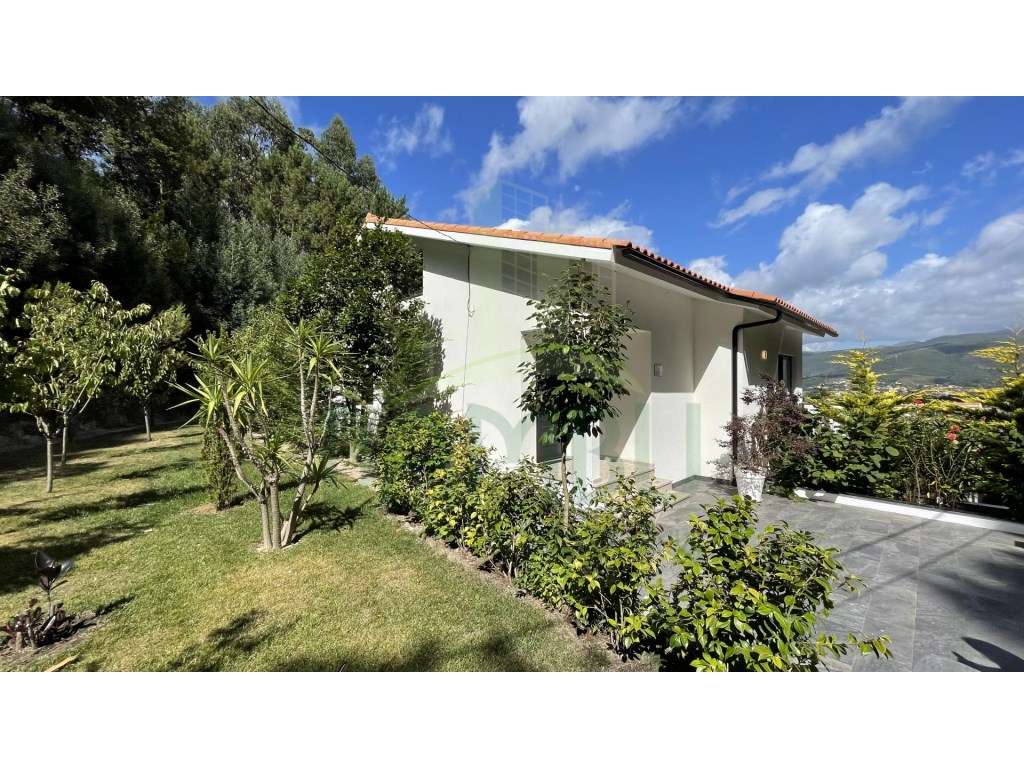 Moradia T4 com jardim no alto do Coto da Pena. - Grande imagem: 4/41