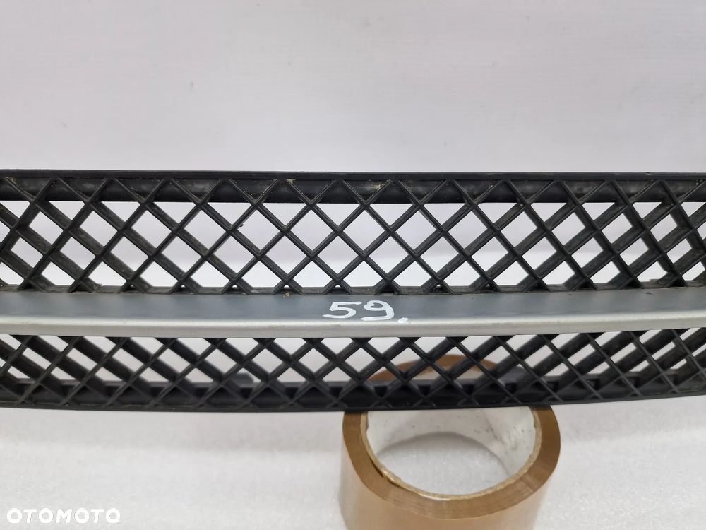 BMW E81 / E87 LIFT 06- KRATKA ŚRODKOWA ZDERZAKA PRZEDNIEGO PRZÓD , NR 51117182367 , NR AUKCJI KR59 - 2