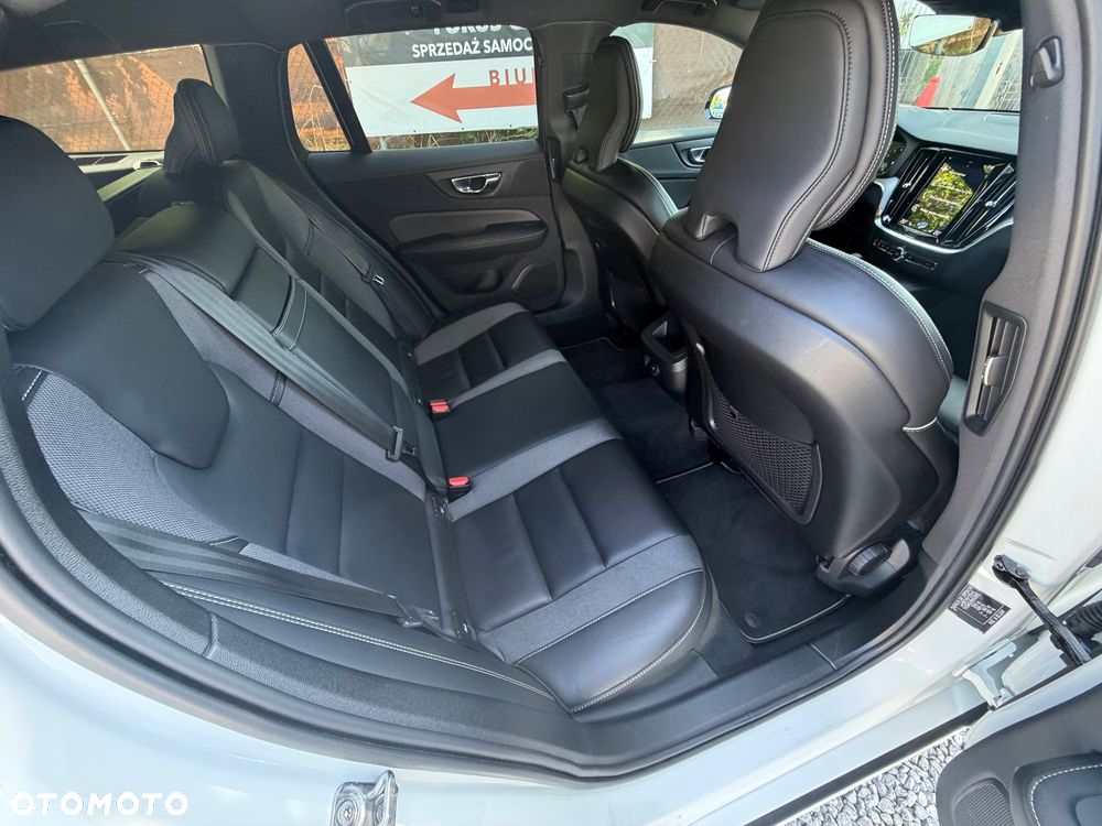 Volvo V60 B3 B R-Design - 33