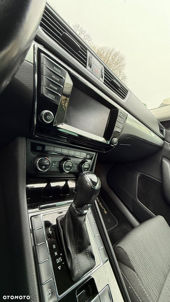 Skoda Superb 2.0 TDI DSG Ambition - 36