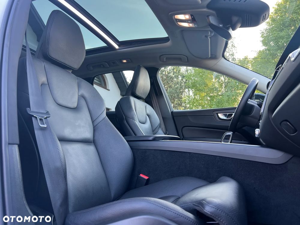 Volvo XC 60 B4 D AWD Plus Dark - 38