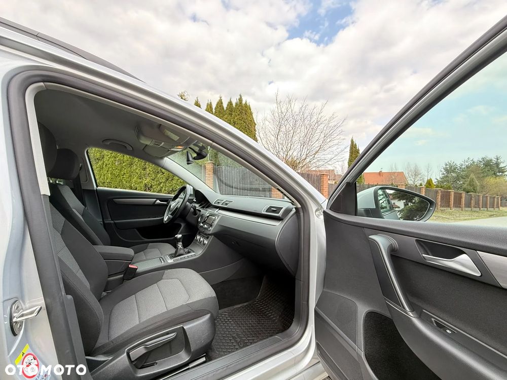 Volkswagen Passat 1.6 TDI DPF BlueMot Highline - 24
