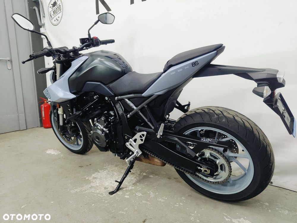 Suzuki GSX - 23