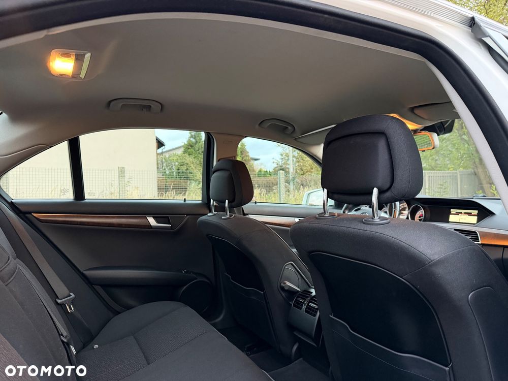 Mercedes-Benz Klasa C 180 CGI BlueEff Elegance - 24