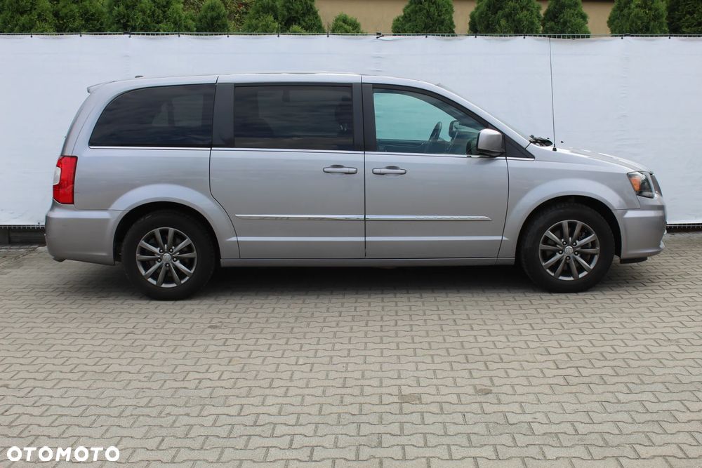 Chrysler Town & Country - 6