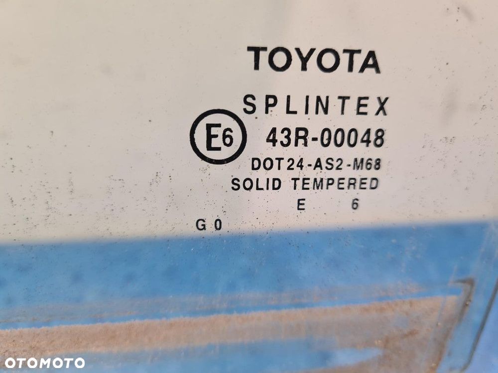 TOYOTA AVENSIS II T25 SZYBA DRZWI TYŁ LEWA  6T1 - 2