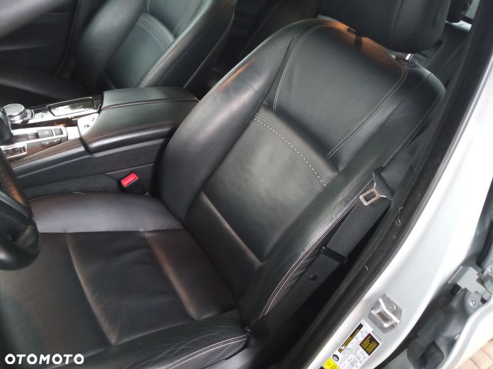 BMW Seria 5 528i xDrive - 14