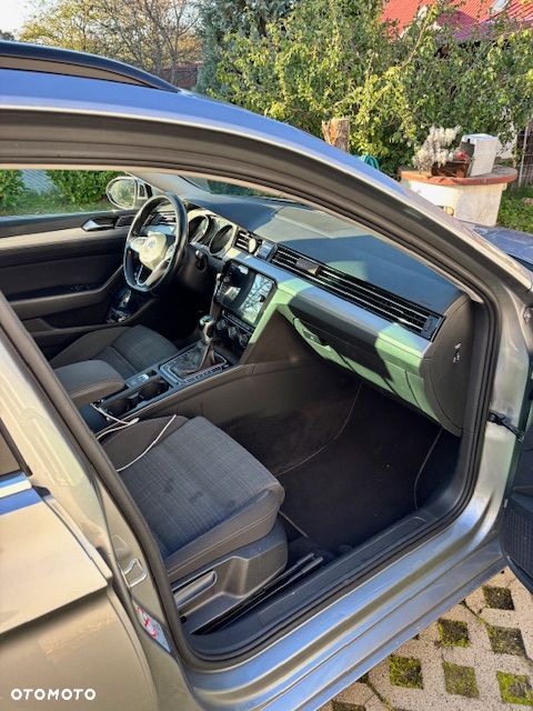 Volkswagen Passat 2.0 TDI SCR Comfortline - 9
