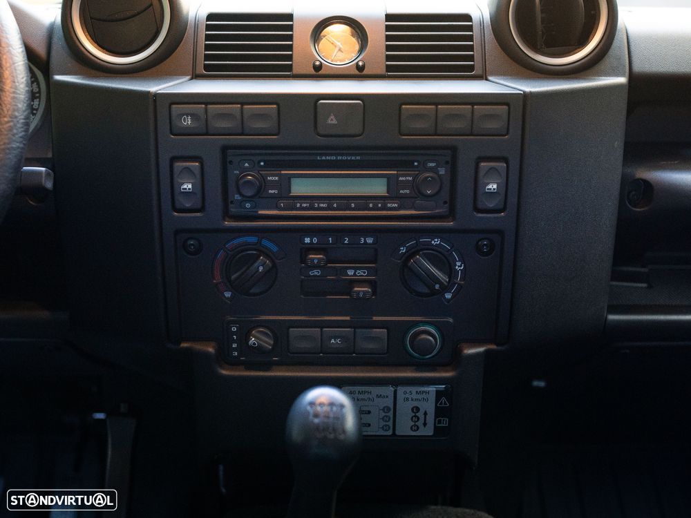 Land Rover Defender 110 SW 2.4 CRD S - 31
