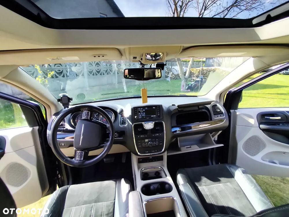 Chrysler Town & Country 3.6 Limited - 11