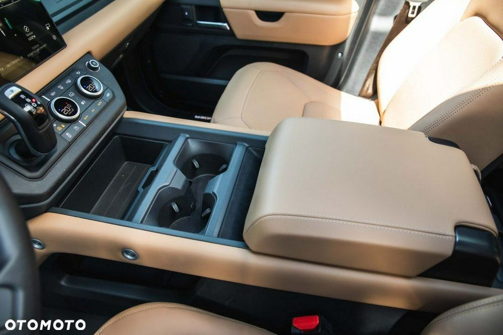 Land Rover Defender - 25