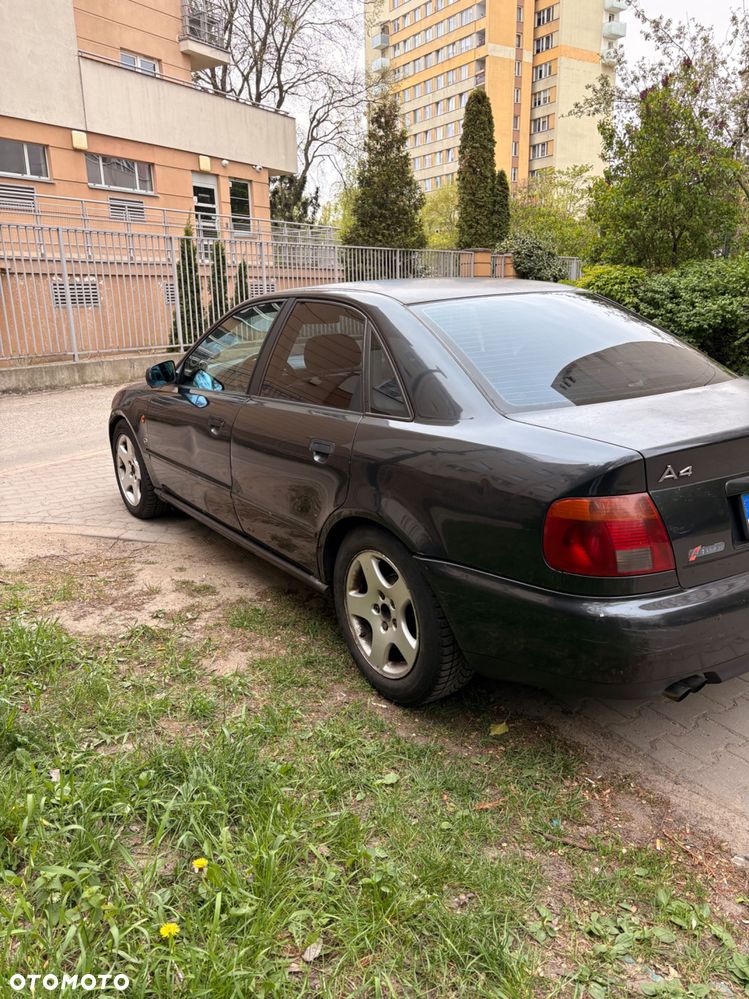 Audi A4 Limousine - 1