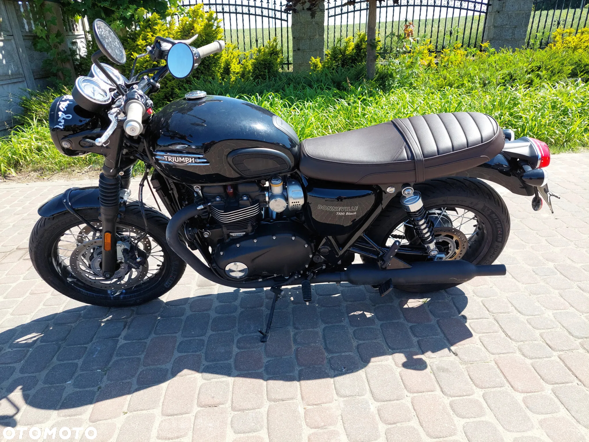 Triumph Bonneville - 2
