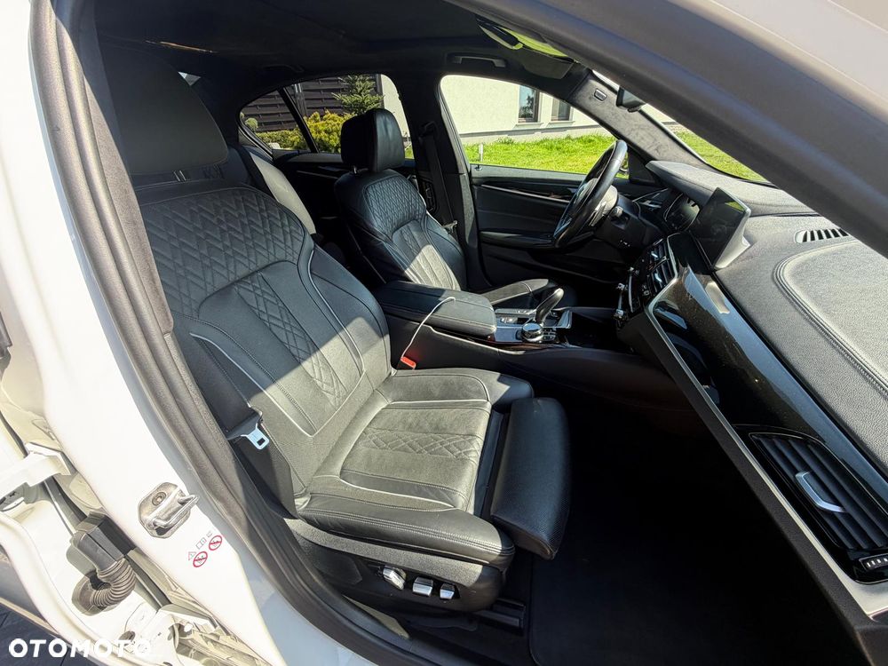 BMW Seria 5 M550i xDrive sport - 33