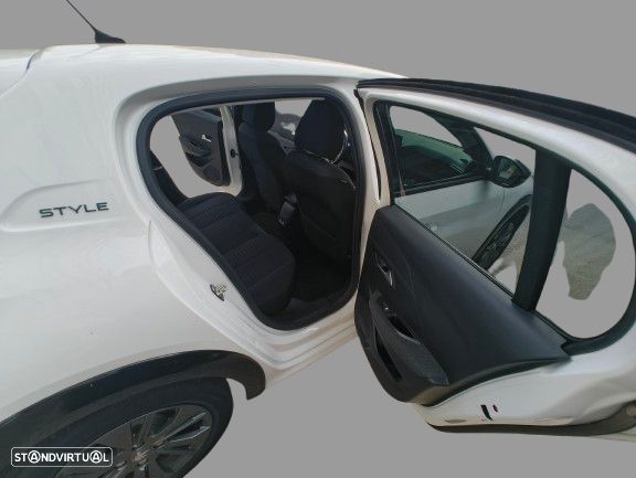 Peugeot e-208 Allure - 13