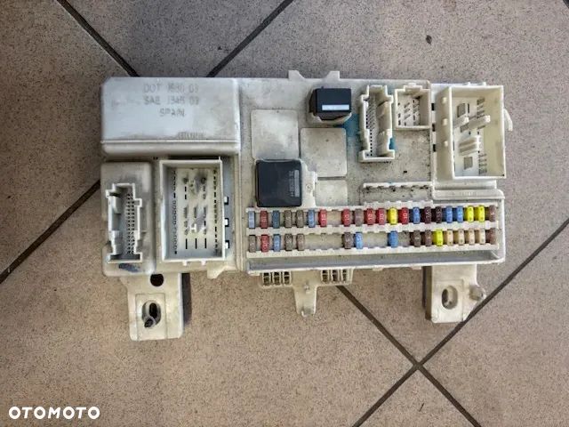 SKRZYNKA BEZPIECZNIKÓW VOLVO V50 S40 C30 C70 31268178 31254903 - 1