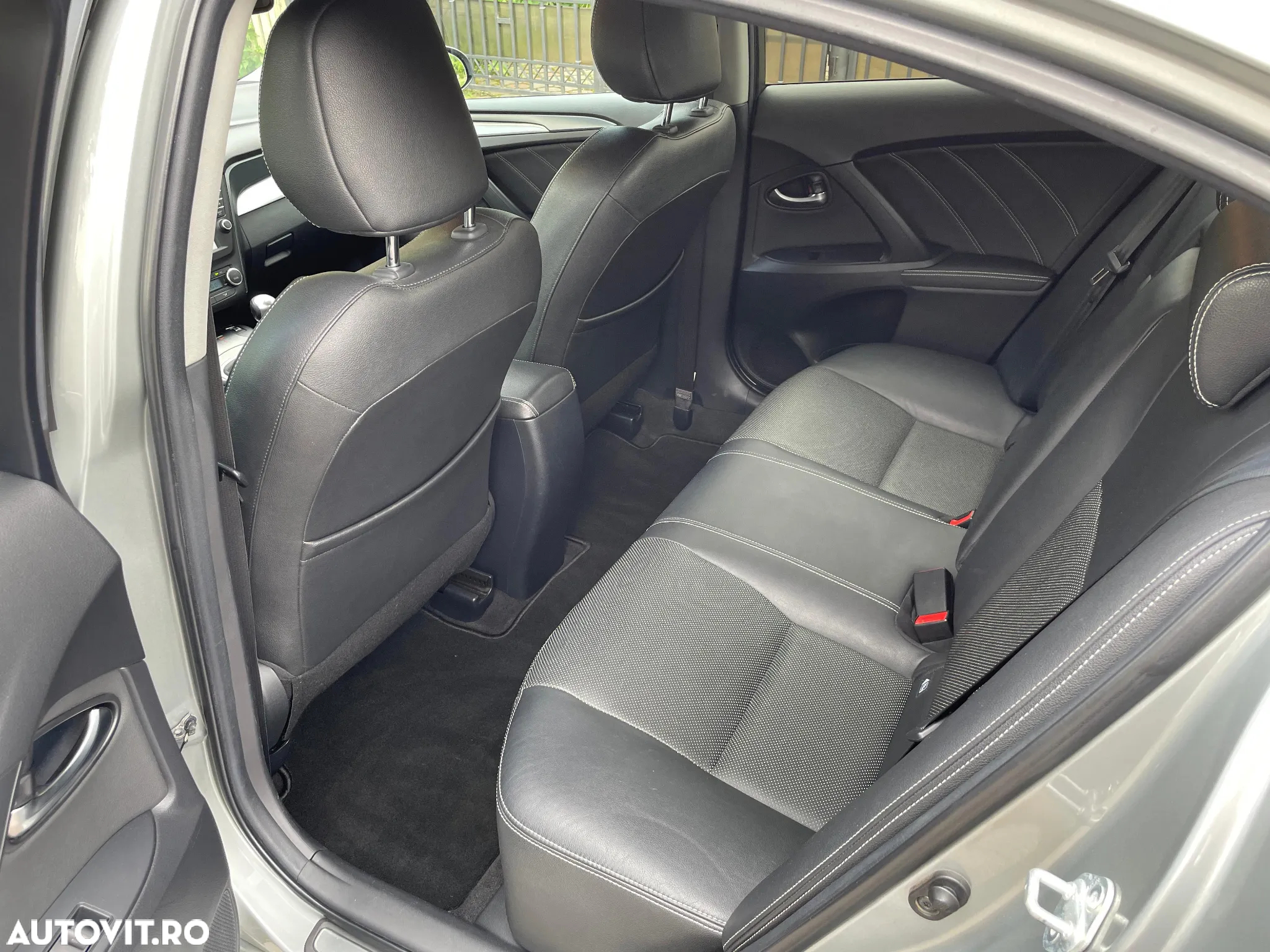 Toyota Avensis 2.0 D-4D Executive - 17