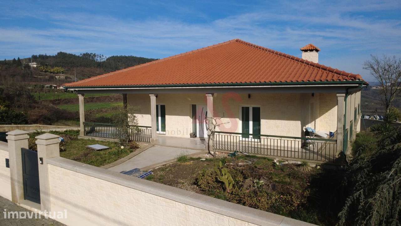 Moradia T3+2 com Piscina e Terreno de 2.760 m² em Idães, Felgueiras - Grande imagem: 3/21